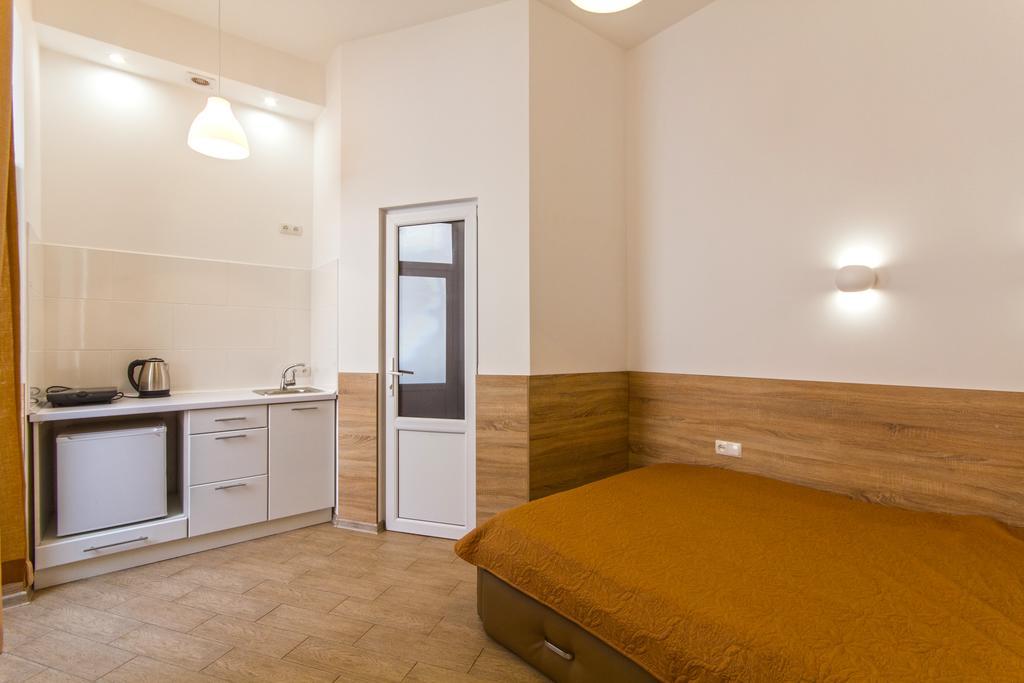 Mini Smart Apartments On Shpytalna 13- Economy Apartment Львов Экстерьер фото