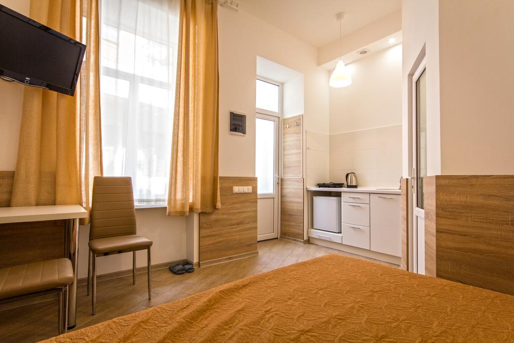 Mini Smart Apartments On Shpytalna 13- Economy Apartment Львов Экстерьер фото