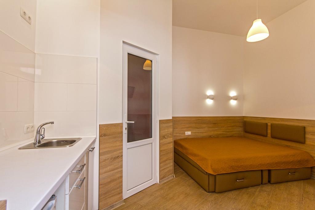 Mini Smart Apartments On Shpytalna 13- Economy Apartment Львов Экстерьер фото